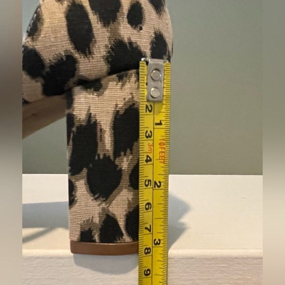 Old Navy size 9 animal print ankle strap shoes - Picture 7 of 7